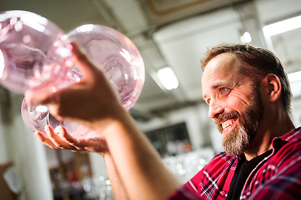 포토 JPG 서양인 외국인 응시 남자 예술 중년 유리 유리병 실내 한명 서기 미소 들기 사람 상반신 옆모습 공예 체코 유리공예 중년남자한명만 국내포토 1 시선 유럽 뷰포인트 모션 재질 병_용기 표정 인종 성인 취미 내부 남자한명만 중년남자만 파일형식