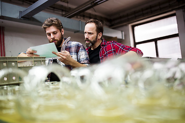 포토 JPG 서양인 외국인 응시 남자 예술 40대 중년 유리 유리병 실내 서기 들기 사람 상반신 20대 성인 두명 옆모습 공예 체코 유리공예 남자만 국내포토 시선 유럽 뷰포인트 모션 재질 병_용기 인종 청년 취미 내부 파일형식