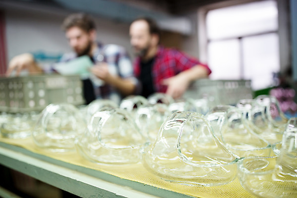 포토 JPG 서양인 외국인 응시 남자 예술 40대 중년 유리 유리병 실내 서기 들기 사람 상반신 20대 성인 두명 옆모습 공예 체코 유리공예 남자만 국내포토 시선 유럽 뷰포인트 모션 재질 병_용기 인종 청년 취미 내부 파일형식