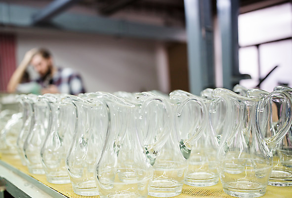 포토 JPG 서양인 외국인 응시 남자 예술 유리 유리병 실내 서기 사람 상반신 20대 성인 두명 옆모습 공예 체코 유리공예 성인남자만 성인남자한명만 성인만 국내포토 시선 유럽 뷰포인트 모션 재질 병_용기 인종 청년 취미 내부 남자만 남자한명만 파일형식