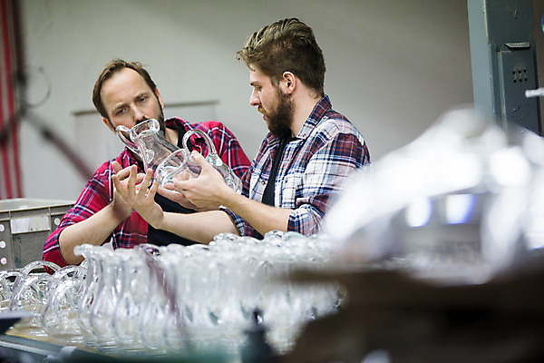 포토 JPG 서양인 외국인 응시 남자 예술 40대 중년 유리 유리병 실내 서기 들기 사람 상반신 20대 성인 두명 옆모습 공예 체코 유리공예 남자만 국내포토 시선 유럽 뷰포인트 모션 재질 병_용기 인종 청년 취미 내부 파일형식