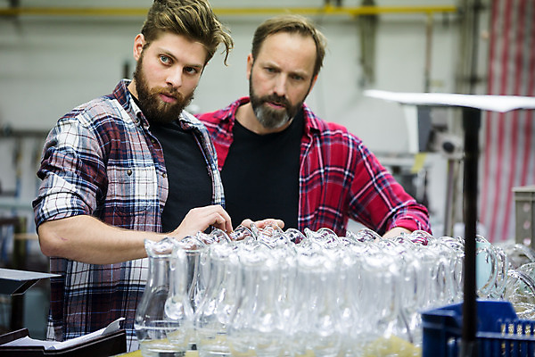 포토 JPG 서양인 외국인 응시 남자 예술 40대 중년 유리 유리병 실내 서기 사람 상반신 20대 성인 두명 옆모습 공예 체코 유리공예 남자만 국내포토 시선 유럽 뷰포인트 모션 재질 병_용기 인종 청년 취미 내부 파일형식