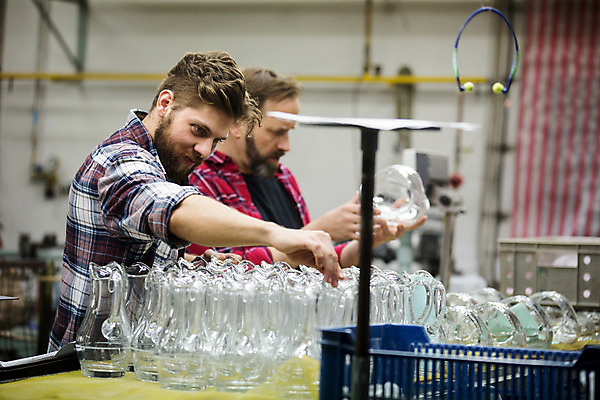 포토 JPG 서양인 외국인 응시 남자 예술 40대 중년 유리 유리병 실내 서기 미소 사람 상반신 20대 성인 두명 옆모습 공예 체코 유리공예 남자만 국내포토 시선 유럽 뷰포인트 모션 재질 병_용기 표정 인종 청년 취미 내부 파일형식