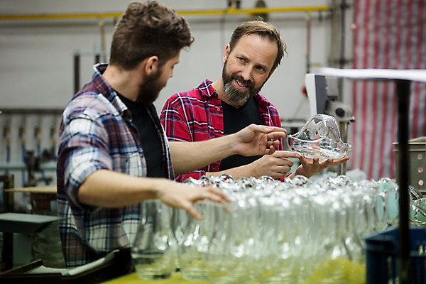 포토 JPG 서양인 외국인 응시 남자 예술 40대 중년 유리 유리병 실내 서기 미소 사람 상반신 20대 성인 두명 옆모습 공예 체코 유리공예 남자만 국내포토 시선 유럽 뷰포인트 모션 재질 병_용기 표정 인종 청년 취미 내부 파일형식