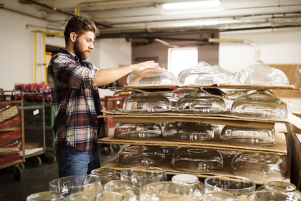 포토 JPG 서양인 외국인 응시 남자 예술 유리 실내 한명 서기 사람 상반신 20대 성인 옆모습 공예 체코 유리공예 성인남자한명만 성인만 국내포토 1 시선 유럽 뷰포인트 모션 재질 인종 청년 취미 내부 남자한명만 성인남자만 파일형식