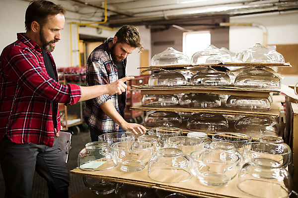 포토 JPG 서양인 외국인 응시 남자 예술 40대 중년 유리 유리병 실내 서기 사람 상반신 20대 성인 두명 옆모습 공예 체코 유리공예 남자만 국내포토 시선 유럽 뷰포인트 모션 재질 병_용기 인종 청년 취미 내부 파일형식