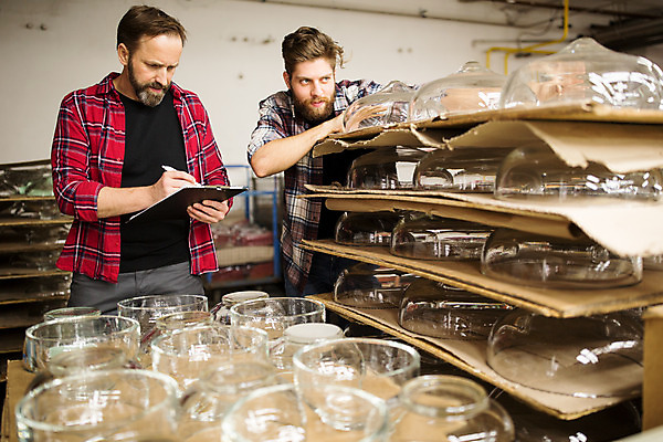 포토 JPG 서양인 외국인 응시 남자 예술 40대 중년 유리 유리병 실내 서기 사람 상반신 20대 성인 두명 앞모습 펜 공예 체코 서류통 유리공예 남자만 국내포토 시선 유럽 뷰포인트 모션 재질 병_용기 인종 청년 취미 내부 필기구 사무용품 파일형식