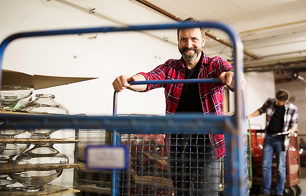 포토 JPG 서양인 외국인 응시 남자 예술 40대 중년 유리 실내 서기 미소 사람 상반신 20대 성인 두명 앞모습 수레 공예 체코 수레끌기 유리공예 남자만 국내포토 시선 유럽 뷰포인트 모션 재질 표정 인종 청년 취미 내부 카트 당기기 파일형식
