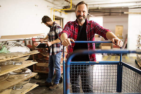포토 JPG 전신 서양인 외국인 응시 남자 예술 40대 중년 유리 실내 서기 미소 사람 20대 성인 두명 앞모습 수레 공예 체코 수레끌기 유리공예 남자만 국내포토 시선 유럽 뷰포인트 모션 재질 표정 인종 청년 취미 내부 카트 당기기 파일형식