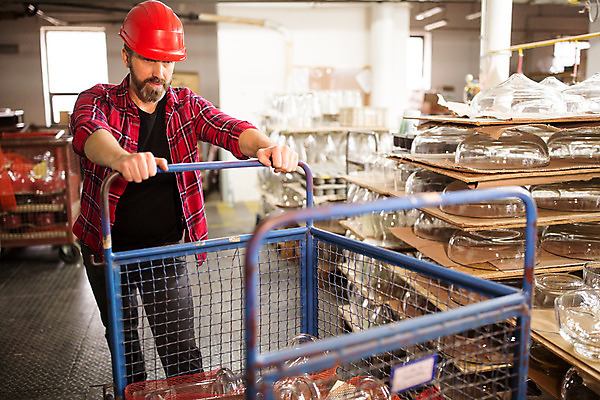 포토 JPG 서양인 외국인 응시 남자 예술 40대 중년 유리 실내 한명 서기 사람 상반신 옆모습 수레 잡기 공예 체코 수레끌기 유리공예 중년남자한명만 국내포토 1 시선 유럽 뷰포인트 모션 재질 인종 성인 취미 내부 카트 당기기 남자한명만 중년남자만 파일형식