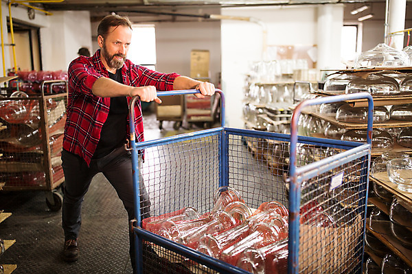 포토 JPG 전신 서양인 외국인 응시 남자 예술 40대 중년 유리 실내 서기 사람 20대 성인 두명 앞모습 수레 잡기 공예 체코 수레끌기 유리공예 남자만 국내포토 시선 유럽 뷰포인트 모션 재질 인종 청년 취미 내부 카트 당기기 파일형식