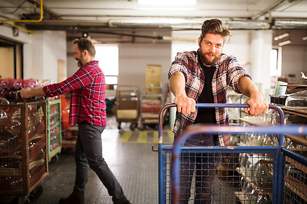 포토 JPG 전신 서양인 외국인 응시 남자 예술 40대 중년 유리 실내 서기 미소 사람 20대 성인 두명 앞모습 옆모습 수레 잡기 공예 체코 수레끌기 유리공예 남자만 국내포토 시선 유럽 뷰포인트 모션 재질 표정 인종 청년 취미 내부 카트 당기기 파일형식