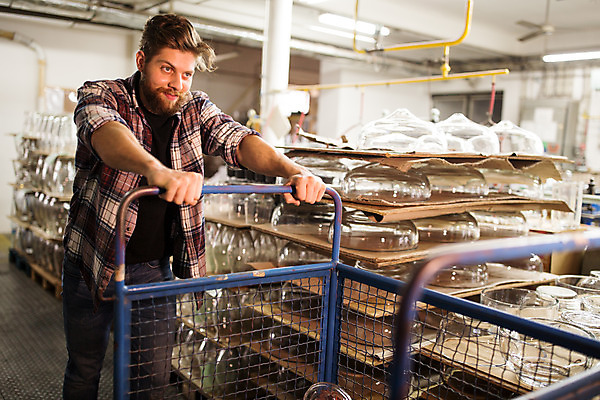 포토 JPG 서양인 외국인 응시 남자 예술 유리 실내 한명 서기 미소 사람 상반신 20대 성인 옆모습 수레 잡기 공예 체코 수레끌기 유리공예 성인남자한명만 성인만 국내포토 1 시선 유럽 뷰포인트 모션 재질 표정 인종 청년 취미 내부 카트 당기기 남자한명만 성인남자만 파일형식