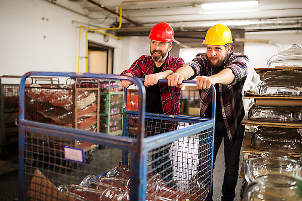 포토 JPG 전신 서양인 외국인 응시 남자 예술 40대 중년 유리 실내 서기 미소 사람 20대 성인 두명 앞모습 옆모습 수레 잡기 헬멧 공예 체코 수레끌기 유리공예 남자만 국내포토 시선 유럽 뷰포인트 모션 재질 표정 인종 청년 취미 내부 카트 당기기 보호장비 파일형식