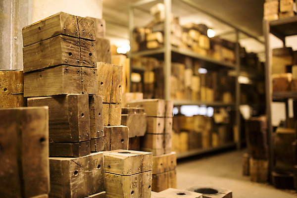 포토 JPG 나무 예술 유리 실내 사람없음 목재 쌓기 나무상자 공예 창고 체코 유리공예 국내포토 식물 유럽 재료 모션 재질 취미 내부 상자 파일형식