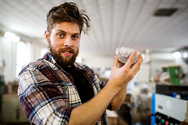 포토 JPG 서양인 외국인 응시 남자 예술 유리 실내 한명 서기 미소 들기 사람 상반신 20대 성인 옆모습 잡기 공예 유리그릇 체코 유리공예 성인남자한명만 성인만 국내포토 1 그릇 시선 유럽 뷰포인트 모션 재질 표정 인종 청년 취미 내부 남자한명만 성인남자만 파일형식