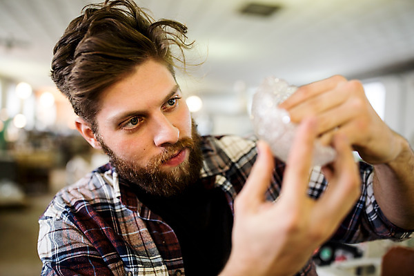 포토 JPG 서양인 외국인 응시 남자 예술 유리 실내 한명 서기 들기 사람 상반신 20대 성인 앞모습 잡기 공예 유리그릇 체코 유리공예 성인남자한명만 성인만 국내포토 1 그릇 시선 유럽 뷰포인트 모션 재질 인종 청년 취미 내부 남자한명만 성인남자만 파일형식