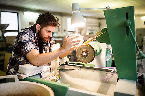 포토 JPG 서양인 외국인 응시 남자 예술 유리 실내 한명 서기 들기 사람 상반신 20대 성인 옆모습 잡기 자르기 공예 유리그릇 체코 유리공예 성인남자한명만 성인만 국내포토 1 그릇 시선 유럽 뷰포인트 모션 재질 인종 청년 취미 내부 남자한명만 성인남자만 파일형식