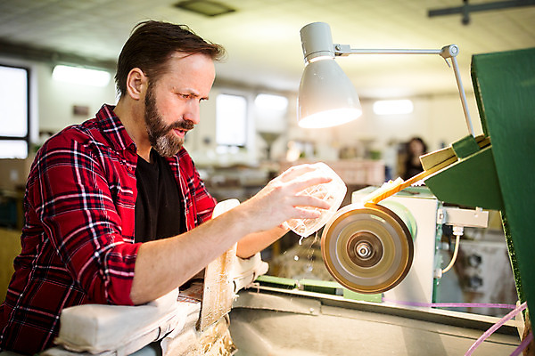 포토 JPG 서양인 외국인 응시 남자 예술 40대 중년 유리 실내 한명 서기 들기 사람 상반신 옆모습 잡기 자르기 공예 유리그릇 체코 유리공예 중년남자한명만 국내포토 1 그릇 시선 유럽 뷰포인트 모션 재질 인종 성인 취미 내부 남자한명만 중년남자만 파일형식