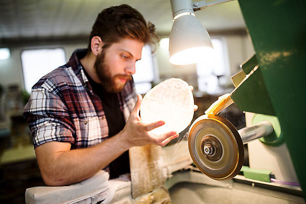 포토 JPG 서양인 외국인 응시 남자 예술 유리 실내 한명 서기 들기 사람 상반신 20대 성인 옆모습 잡기 공예 유리그릇 체코 유리공예 성인남자한명만 성인만 국내포토 1 그릇 시선 유럽 뷰포인트 모션 재질 인종 청년 취미 내부 남자한명만 성인남자만 파일형식