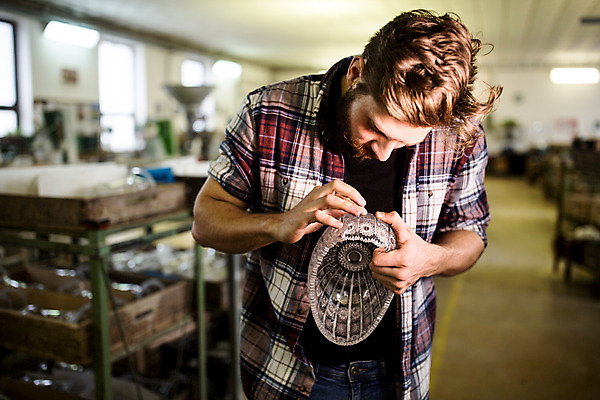 포토 JPG 서양인 외국인 응시 남자 예술 유리 실내 한명 서기 들기 사람 상반신 20대 성인 앞모습 잡기 공예 유리그릇 체코 유리공예 성인남자한명만 성인만 국내포토 1 그릇 시선 유럽 뷰포인트 모션 재질 인종 청년 취미 내부 남자한명만 성인남자만 파일형식