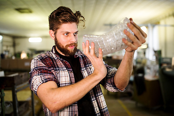 포토 JPG 서양인 외국인 응시 남자 예술 유리 실내 한명 서기 들기 사람 상반신 20대 성인 옆모습 잡기 공예 유리그릇 체코 유리공예 성인남자한명만 성인만 국내포토 1 그릇 시선 유럽 뷰포인트 모션 재질 인종 청년 취미 내부 남자한명만 성인남자만 파일형식