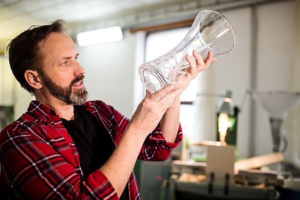 포토 JPG 서양인 외국인 응시 남자 예술 40대 중년 유리 실내 한명 서기 들기 사람 상반신 옆모습 잡기 공예 유리그릇 체코 유리공예 중년남자한명만 국내포토 1 그릇 시선 유럽 뷰포인트 모션 재질 인종 성인 취미 내부 남자한명만 중년남자만 파일형식