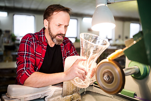 포토 JPG 서양인 외국인 응시 남자 예술 40대 중년 유리 실내 한명 서기 들기 사람 상반신 옆모습 잡기 자르기 공예 유리그릇 체코 유리공예 중년남자한명만 국내포토 1 그릇 시선 유럽 뷰포인트 모션 재질 인종 성인 취미 내부 남자한명만 중년남자만 파일형식