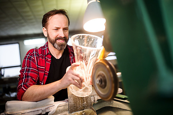 포토 JPG 서양인 외국인 응시 남자 예술 로우앵글 40대 중년 유리 실내 한명 서기 들기 사람 상반신 옆모습 잡기 자르기 공예 유리그릇 체코 유리공예 중년남자한명만 국내포토 1 그릇 시선 유럽 뷰포인트 모션 재질 인종 성인 취미 내부 남자한명만 중년남자만 파일형식