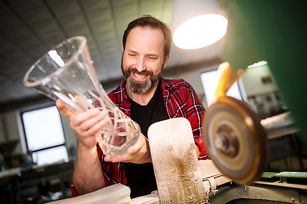 포토 JPG 서양인 외국인 응시 남자 예술 로우앵글 40대 중년 유리 실내 한명 서기 미소 들기 사람 상반신 앞모습 잡기 공예 유리그릇 체코 유리공예 중년남자한명만 국내포토 1 그릇 시선 유럽 뷰포인트 모션 재질 표정 인종 성인 취미 내부 남자한명만 중년남자만 파일형식
