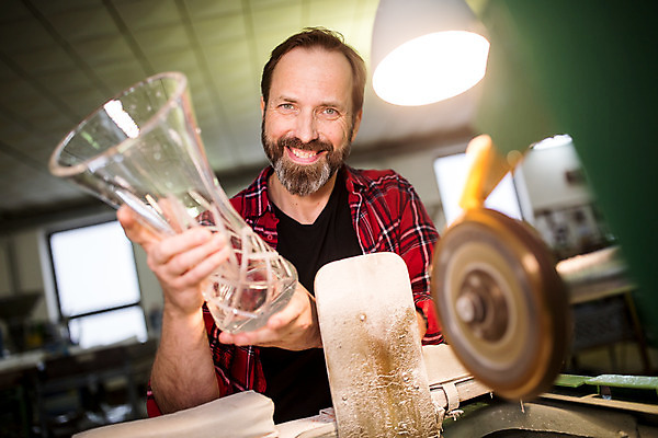 포토 JPG 서양인 외국인 응시 남자 예술 로우앵글 40대 중년 유리 실내 한명 서기 미소 들기 사람 상반신 앞모습 잡기 공예 유리그릇 체코 유리공예 중년남자한명만 국내포토 1 그릇 시선 유럽 뷰포인트 모션 재질 표정 인종 성인 취미 내부 남자한명만 중년남자만 파일형식