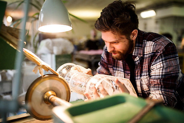 포토 JPG 서양인 외국인 응시 남자 예술 유리 실내 한명 서기 들기 사람 상반신 20대 성인 옆모습 잡기 자르기 공예 유리그릇 체코 유리공예 성인남자한명만 성인만 국내포토 1 그릇 시선 유럽 뷰포인트 모션 재질 인종 청년 취미 내부 남자한명만 성인남자만 파일형식