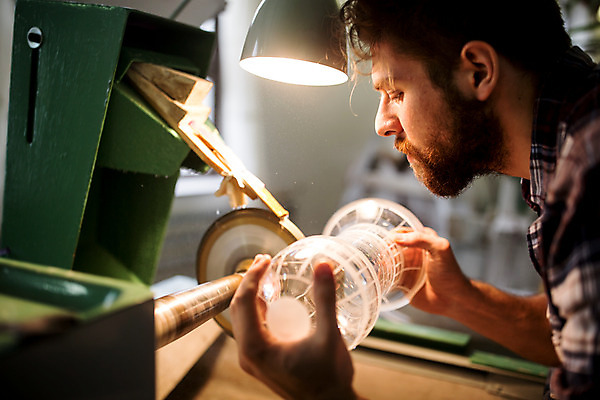 포토 JPG 서양인 외국인 응시 남자 예술 유리 실내 한명 서기 들기 사람 상반신 20대 성인 옆모습 잡기 자르기 공예 유리그릇 체코 유리공예 성인남자한명만 성인만 국내포토 1 그릇 시선 유럽 뷰포인트 모션 재질 인종 청년 취미 내부 남자한명만 성인남자만 파일형식