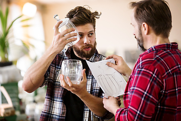 포토 JPG 서양인 외국인 응시 남자 종이 예술 40대 중년 유리 실내 서기 들기 사람 상반신 20대 성인 두명 앞모습 옆모습 공예 유리그릇 체코 유리공예 남자만 국내포토 그릇 시선 유럽 뷰포인트 모션 재질 인종 청년 취미 내부 파일형식