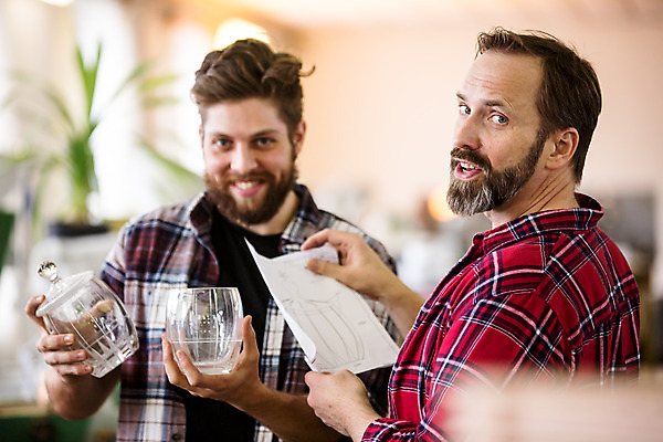 포토 JPG 서양인 외국인 응시 남자 종이 예술 40대 중년 유리 실내 서기 미소 들기 사람 상반신 20대 성인 두명 앞모습 옆모습 잡기 공예 유리그릇 체코 유리공예 남자만 국내포토 그릇 시선 유럽 뷰포인트 모션 재질 표정 인종 청년 취미 내부 파일형식