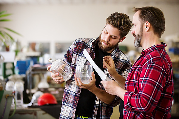포토 JPG 서양인 외국인 응시 남자 종이 예술 40대 중년 유리 실내 서기 들기 사람 상반신 20대 성인 두명 앞모습 옆모습 잡기 공예 유리그릇 체코 유리공예 남자만 국내포토 그릇 시선 유럽 뷰포인트 모션 재질 인종 청년 취미 내부 파일형식