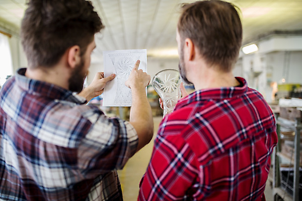 포토 JPG 서양인 외국인 응시 남자 종이 예술 40대 중년 유리 실내 서기 들기 사람 상반신 20대 성인 두명 뒷모습 가리킴 잡기 공예 유리그릇 체코 유리공예 남자만 국내포토 그릇 시선 유럽 뷰포인트 모션 재질 인종 손짓 청년 취미 내부 파일형식