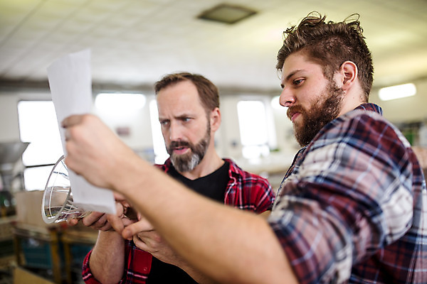 포토 JPG 서양인 외국인 응시 남자 종이 예술 40대 중년 유리 실내 서기 들기 사람 상반신 20대 성인 두명 옆모습 잡기 공예 유리그릇 체코 유리공예 남자만 국내포토 그릇 시선 유럽 뷰포인트 모션 재질 인종 청년 취미 내부 파일형식
