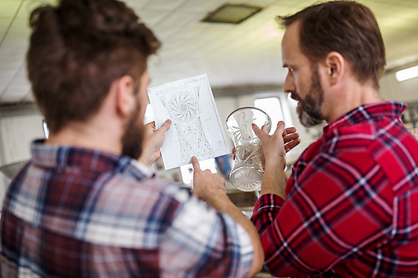 포토 JPG 서양인 외국인 응시 남자 종이 예술 40대 중년 유리 실내 서기 들기 사람 상반신 20대 성인 두명 뒷모습 가리킴 잡기 공예 유리그릇 체코 유리공예 남자만 국내포토 그릇 시선 유럽 뷰포인트 모션 재질 인종 손짓 청년 취미 내부 파일형식