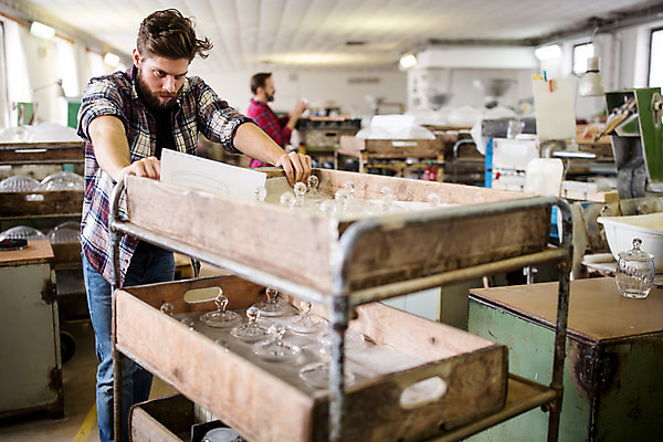 포토 JPG 서양인 외국인 응시 남자 예술 40대 중년 유리 실내 서기 사람 상반신 20대 성인 두명 앞모습 옆모습 뚜껑 잡기 공예 체코 유리공예 남자만 국내포토 시선 유럽 뷰포인트 모션 재질 인종 청년 취미 내부 파일형식