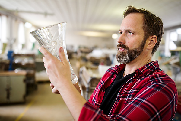 포토 JPG 서양인 외국인 응시 남자 예술 40대 중년 유리 실내 한명 서기 사람 상반신 앞모습 잡기 공예 유리그릇 체코 유리공예 중년남자한명만 국내포토 1 그릇 시선 유럽 뷰포인트 모션 재질 인종 성인 취미 내부 남자한명만 중년남자만 파일형식