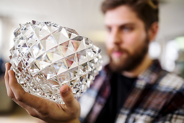 포토 JPG 서양인 외국인 응시 남자 예술 유리 실내 한명 서기 들기 사람 상반신 20대 성인 옆모습 아웃포커스 잡기 공예 유리그릇 체코 유리공예 성인남자한명만 성인만 국내포토 1 그릇 시선 유럽 뷰포인트 모션 재질 촬영기법 인종 청년 취미 내부 남자한명만 성인남자만 파일형식