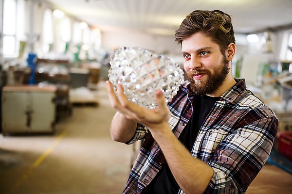 포토 JPG 서양인 외국인 응시 남자 예술 유리 실내 한명 서기 미소 들기 사람 상반신 20대 성인 옆모습 잡기 공예 유리그릇 체코 유리공예 성인남자한명만 성인만 국내포토 1 그릇 시선 유럽 뷰포인트 모션 재질 표정 인종 청년 취미 내부 남자한명만 성인남자만 파일형식