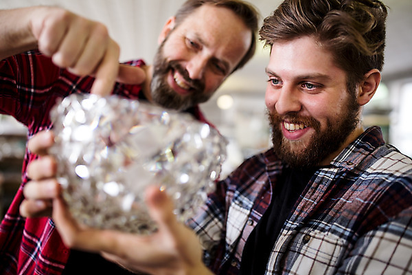 포토 JPG 서양인 외국인 응시 남자 예술 40대 중년 유리 실내 서기 미소 사람 상반신 20대 성인 두명 앞모습 가리킴 잡기 공예 유리그릇 체코 유리공예 남자만 국내포토 그릇 시선 유럽 뷰포인트 모션 재질 표정 인종 손짓 청년 취미 내부 파일형식