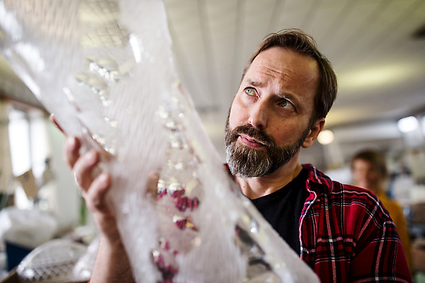 포토 JPG 서양인 외국인 응시 남자 예술 40대 중년 유리 실내 한명 서기 사람 상반신 앞모습 잡기 공예 유리그릇 체코 유리공예 중년남자한명만 국내포토 1 그릇 시선 유럽 뷰포인트 모션 재질 인종 성인 취미 내부 남자한명만 중년남자만 파일형식