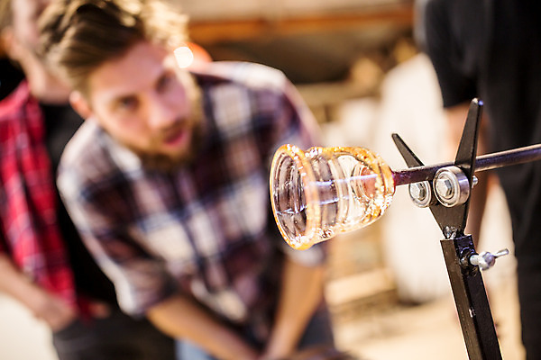 포토 JPG 서양인 외국인 응시 남자 예술 40대 중년 유리 실내 서기 사람 상반신 20대 성인 두명 앞모습 공예 파이프 유리그릇 체코 유리공예 남자만 국내포토 그릇 시선 유럽 뷰포인트 모션 재질 인종 청년 취미 내부 파일형식