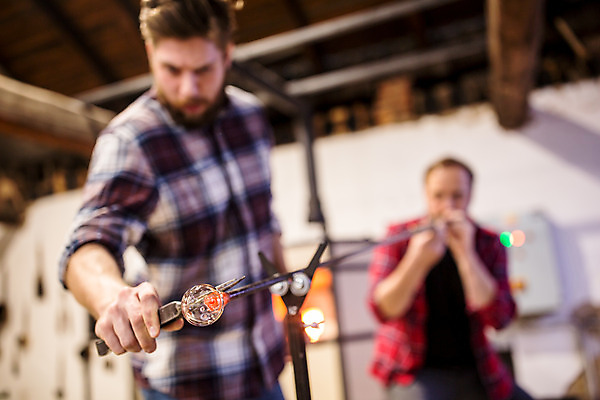 포토 JPG 서양인 외국인 응시 남자 예술 로우앵글 40대 중년 유리 실내 서기 사람 상반신 20대 성인 두명 앞모습 불기 공예 파이프 체코 잭 다듬기 유리공예 남자만 국내포토 시선 유럽 뷰포인트 모션 재질 인종 청년 취미 내부 파일형식