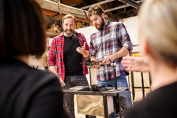 포토 JPG 서양인 외국인 응시 남자 예술 로우앵글 40대 중년 유리 실내 설명 서기 미소 사람 상반신 20대 성인 두명 앞모습 공예 파이프 체코 유리공예 남자만 국내포토 시선 유럽 뷰포인트 모션 재질 표정 인종 청년 취미 내부 파일형식