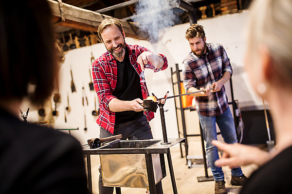 포토 JPG 전신 서양인 외국인 응시 남자 예술 로우앵글 40대 중년 유리 실내 서기 미소 사람 20대 성인 두명 앞모습 가리킴 공예 파이프 체코 나무판자 유리공예 남자만 국내포토 시선 유럽 뷰포인트 모션 재질 표정 인종 손짓 청년 취미 내부 목재 파일형식