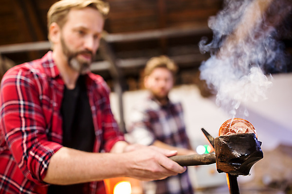 포토 JPG 서양인 외국인 응시 남자 예술 40대 중년 유리 실내 서기 사람 상반신 20대 성인 두명 옆모습 아웃포커스 공예 파이프 체코 나무판자 유리공예 남자만 국내포토 시선 유럽 뷰포인트 모션 재질 촬영기법 인종 청년 취미 내부 목재 파일형식